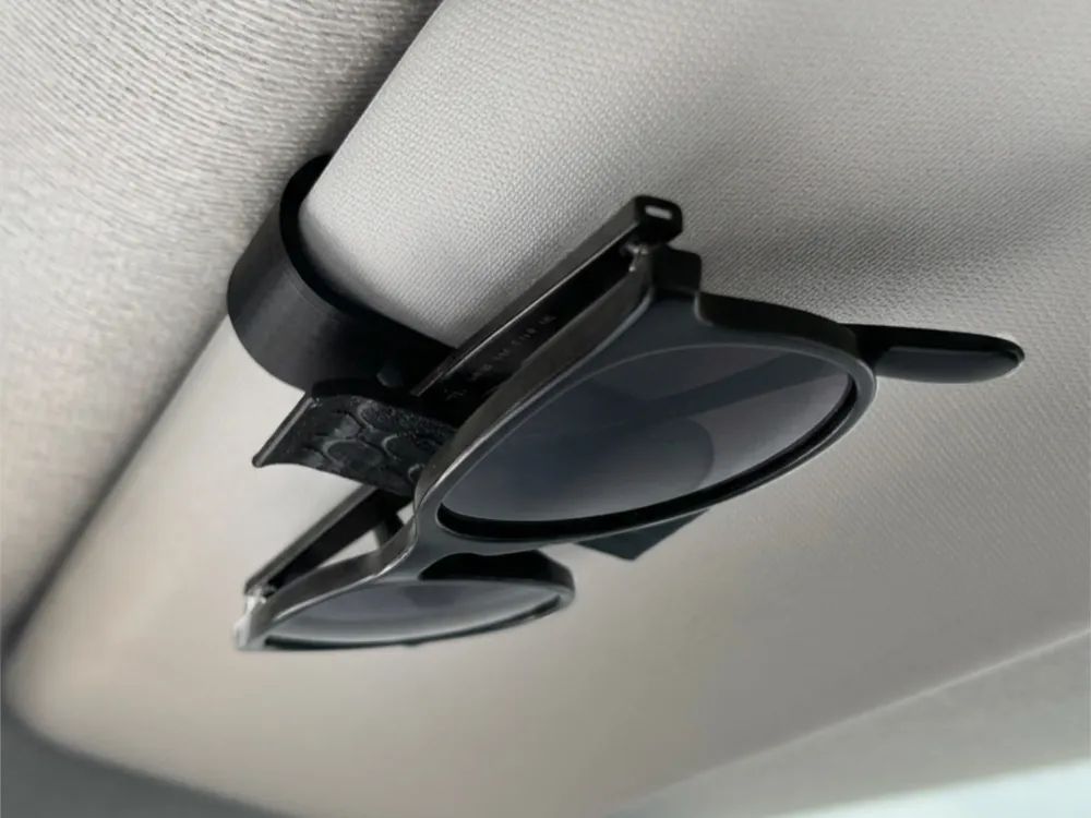 Soporte para gafas de sol en la visera del coche